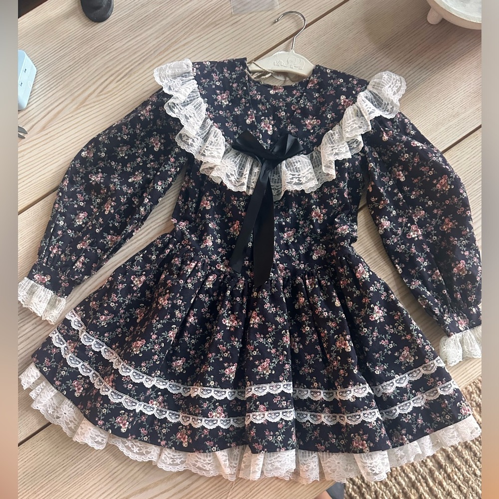 Vintage little girls floral collar ruffled dress